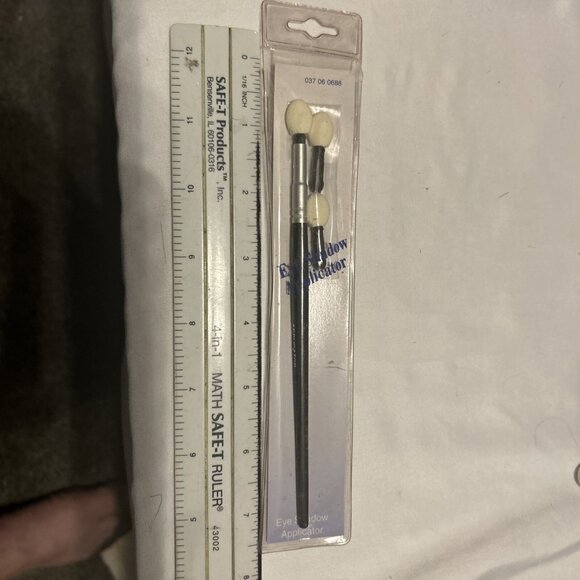 Targeted Placement Sponge Blending Eye Shadow Brush W/2 Extra Replacement Tips N - Picture 1 of 10